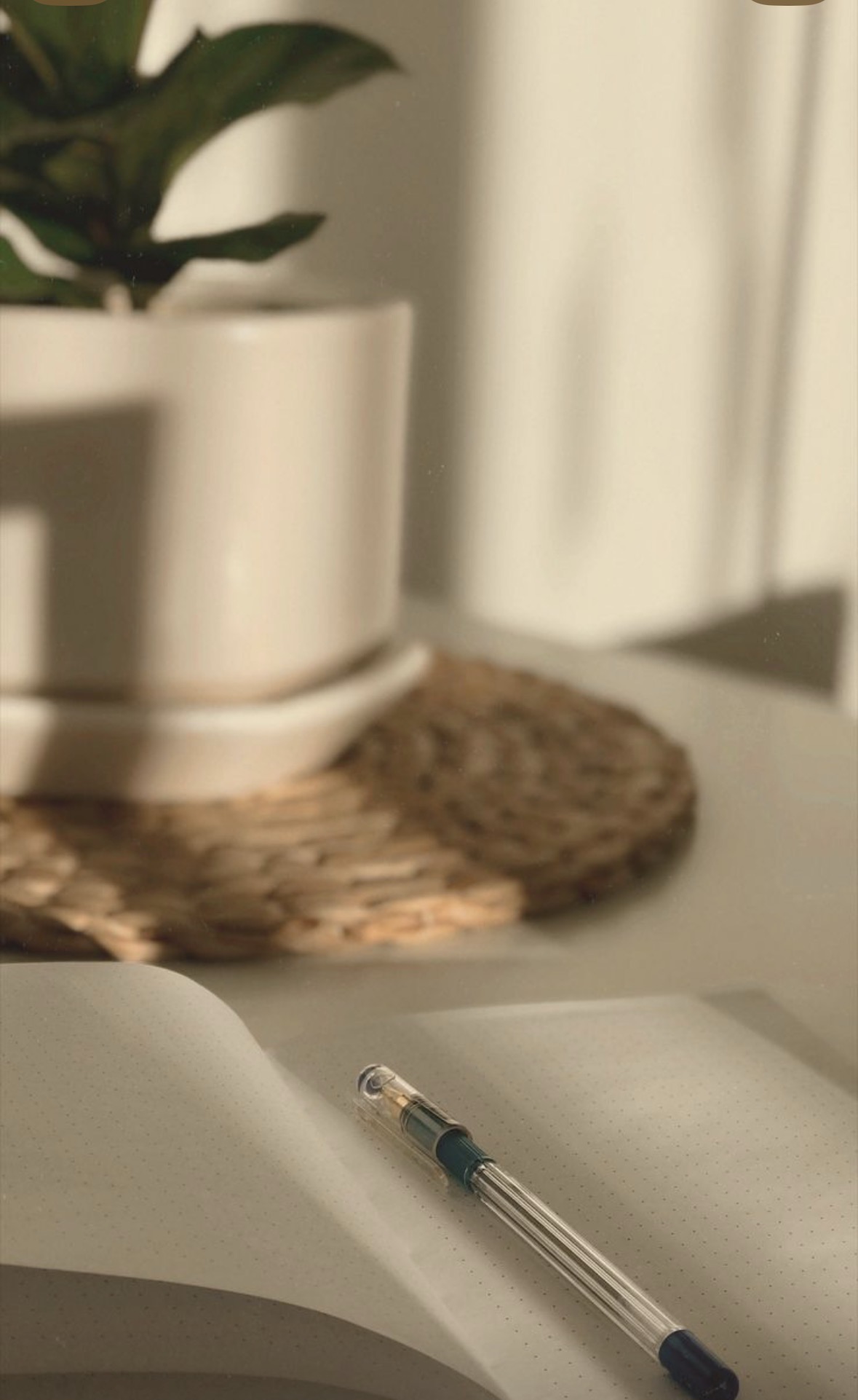 Cuaderno y bolígrafo sobre una mesa clara, evocando un espacio de reflexión tranquila